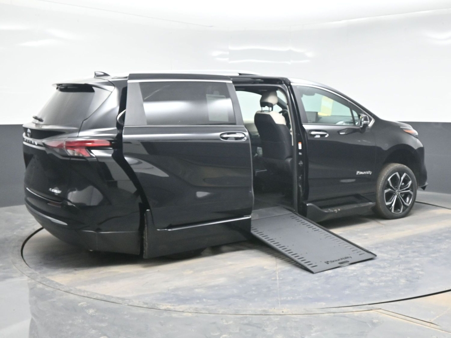 New 2025 Toyota Sienna Hybrid Platinum - BraunAbility Side Entry Entry In Floor Automatic Ramp