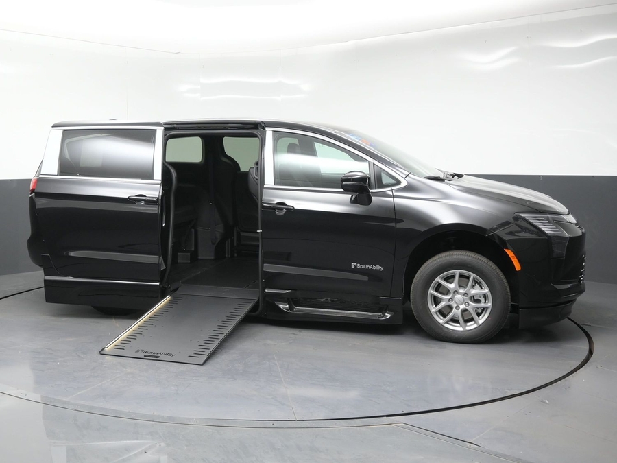 Black Chrysler Pacifica image number 7