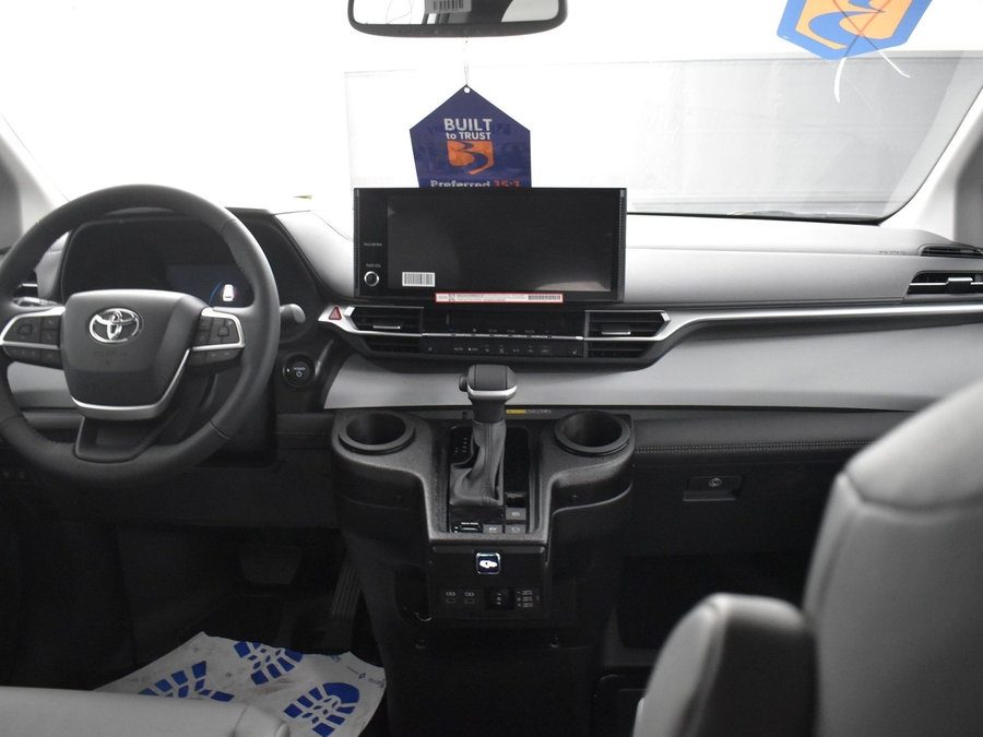 New 2025 Toyota Sienna Hybrid XLE Base - BraunAbility Side Entry Entry Fold Out Automatic Ramp