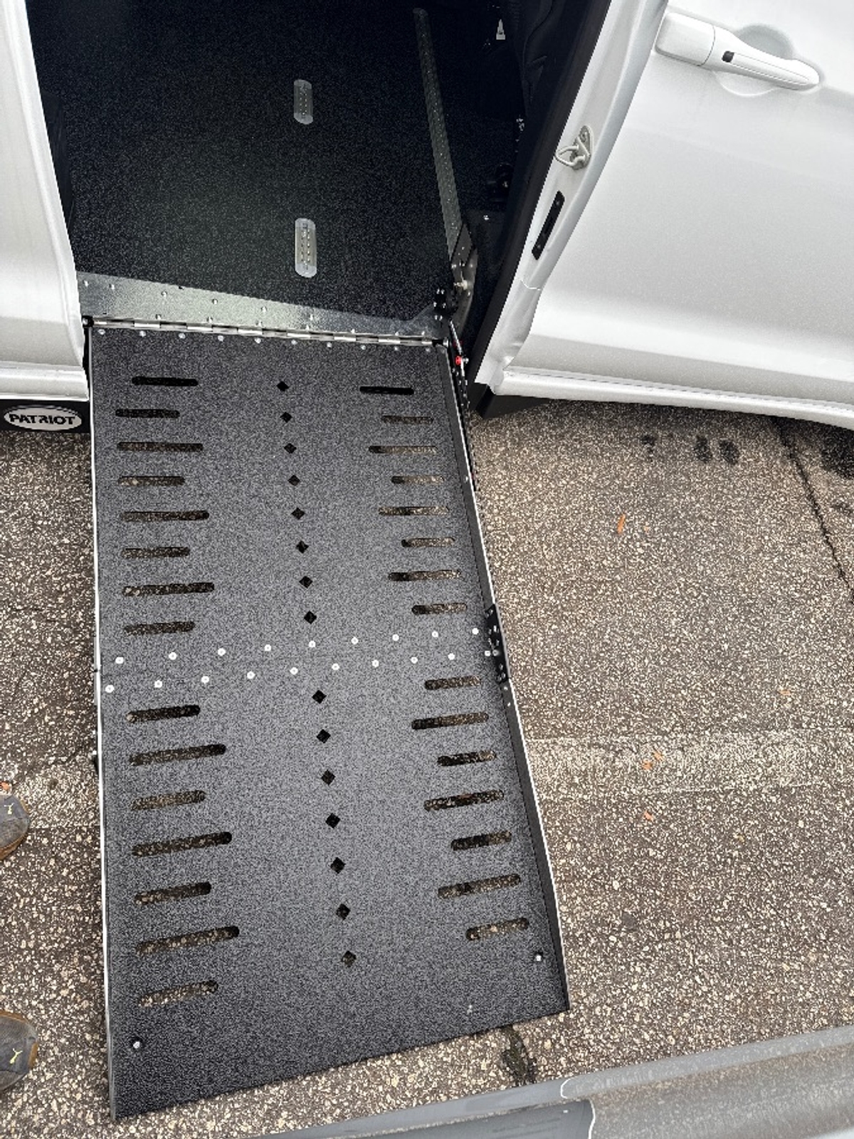 White Chrysler Voyager image number 9