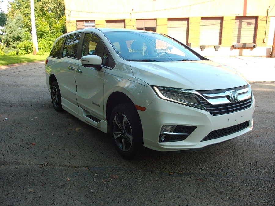 White Honda Odyssey image number 5