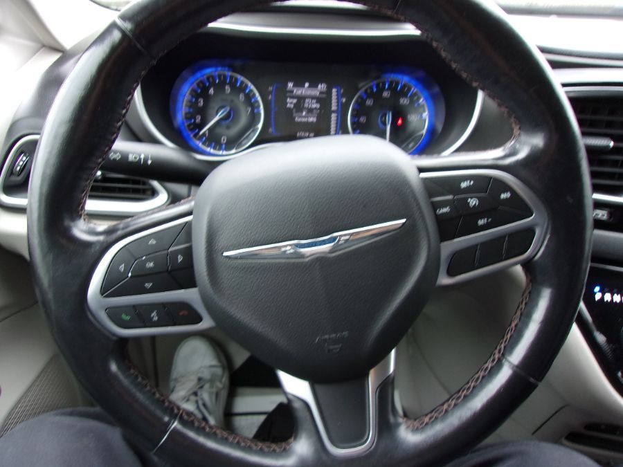 White Chrysler Pacifica image number 3