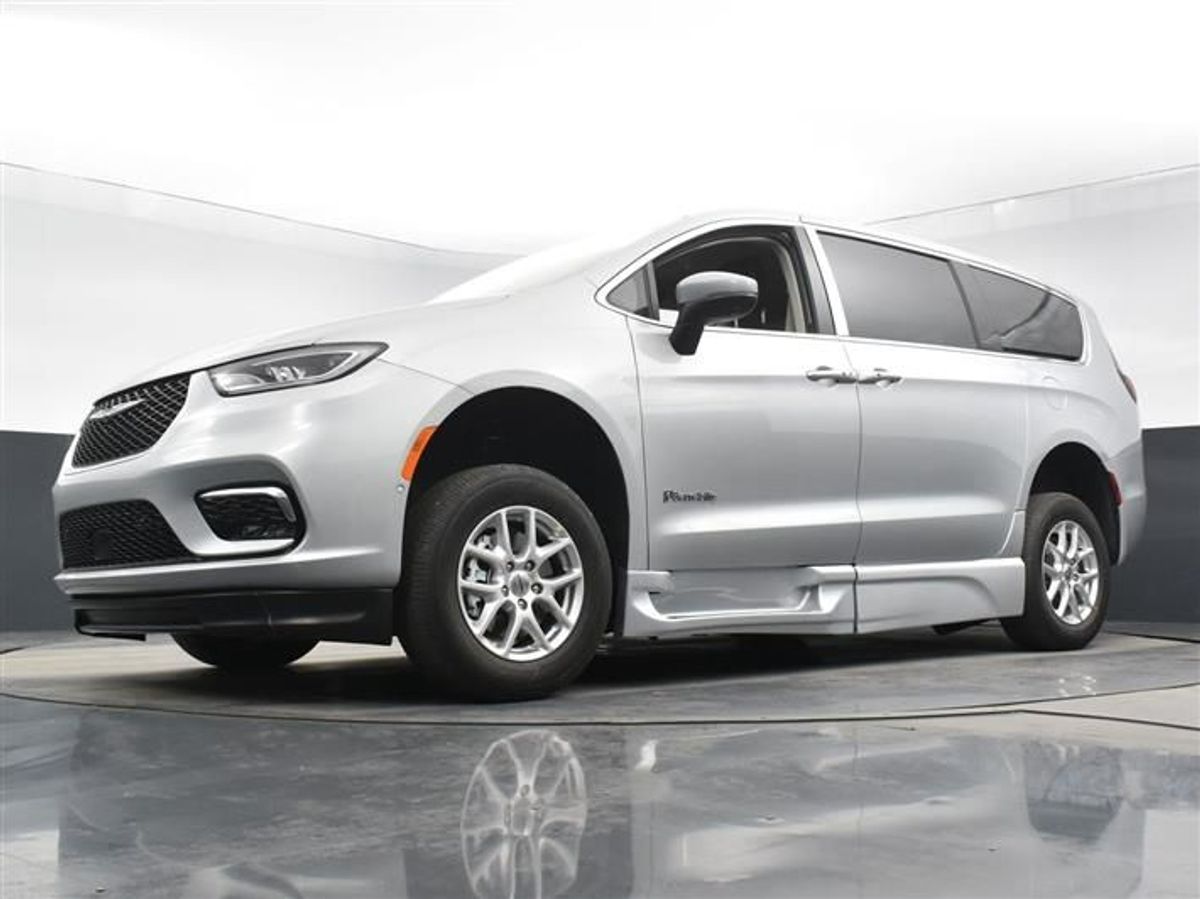 Silver Chrysler Pacifica image number 17