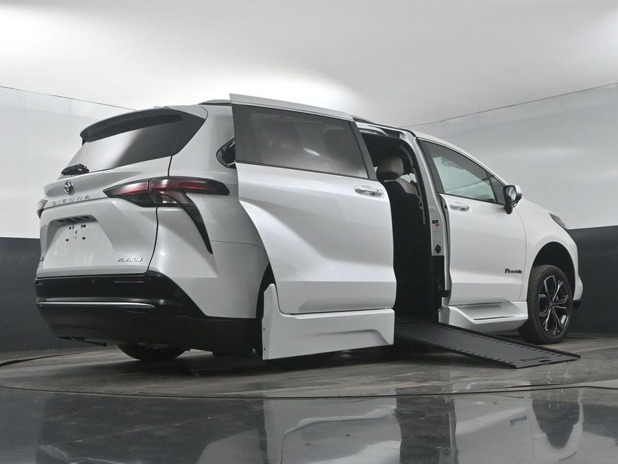 New 2025 Toyota Sienna Hybrid Platinum - BraunAbility Side Entry Entry In Floor Automatic Ramp