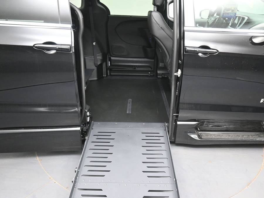 New 2026 Chrysler Pacifica Select Safety - BraunAbility Side Entry Fold Out Automatic Ramp