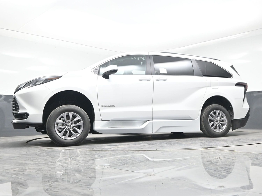 White Toyota Sienna image number 16