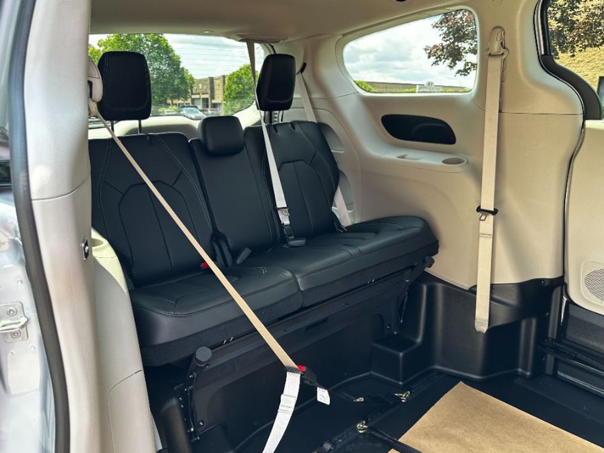 Silver Chrysler Pacifica image number 14