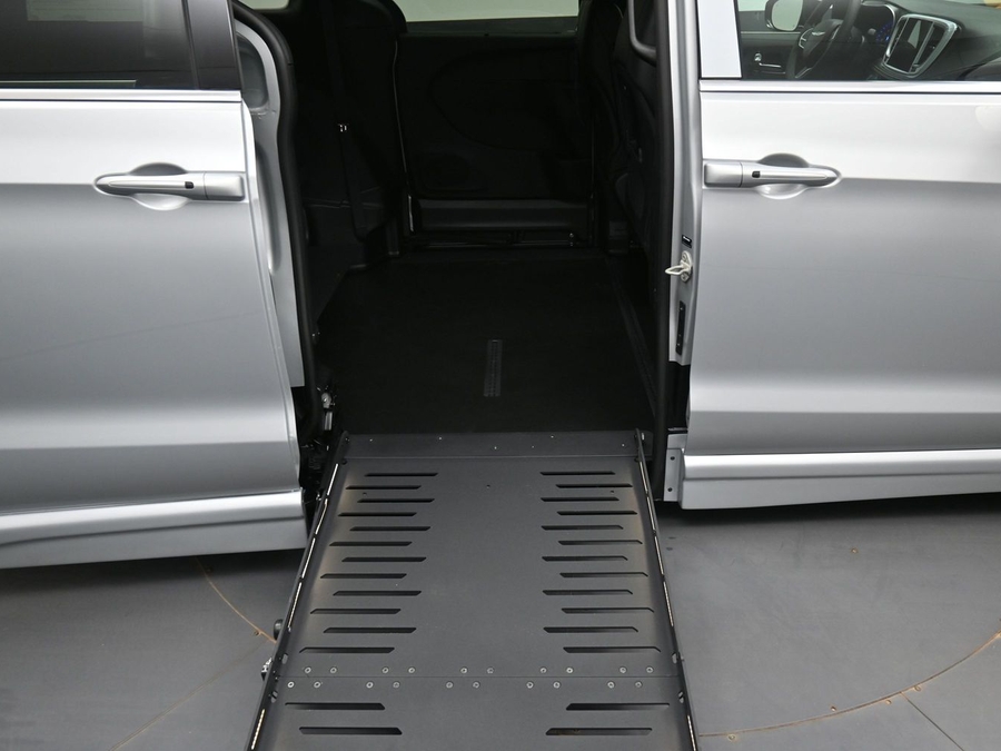 Silver Chrysler Pacifica image number 10