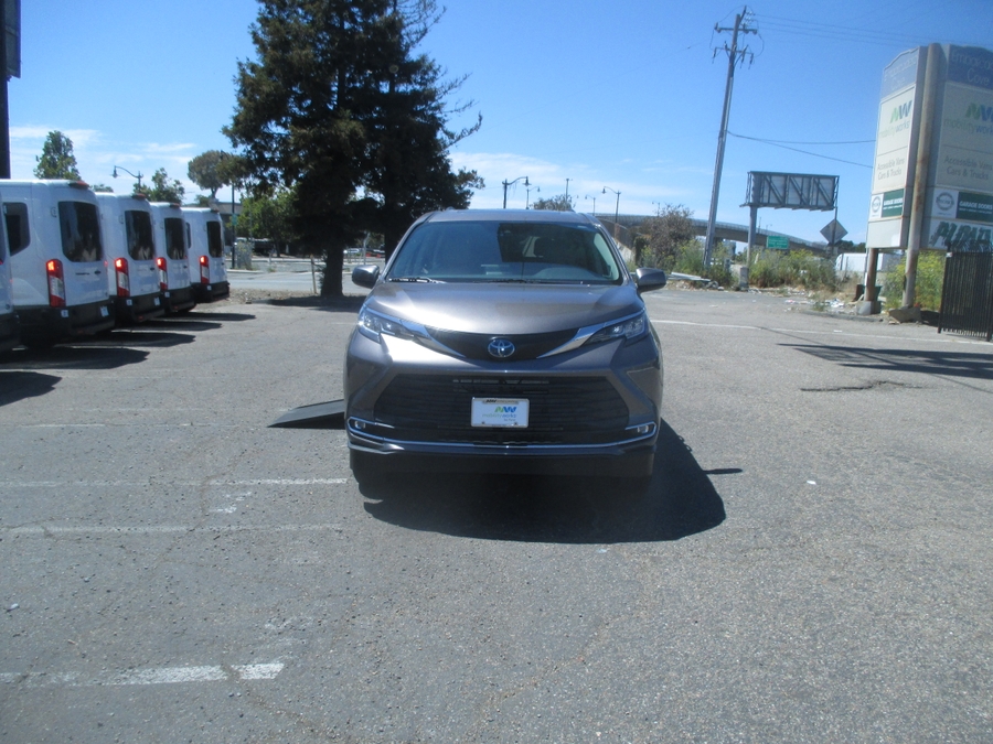 Grey Toyota Sienna image number 1