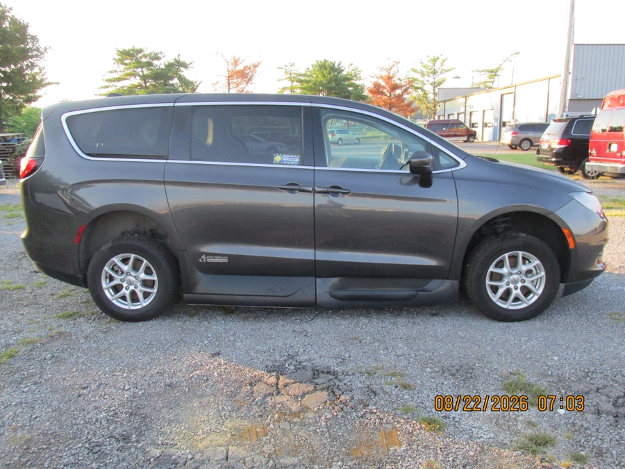 Granite Crystal Metallic Chrysler Voyager image number 13