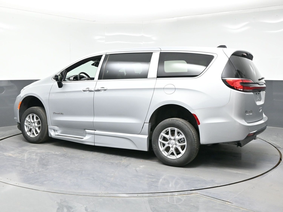 Silver Chrysler Pacifica image number 1