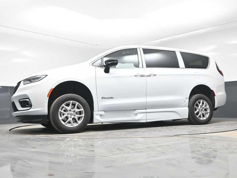 White Chrysler Pacifica image number 19