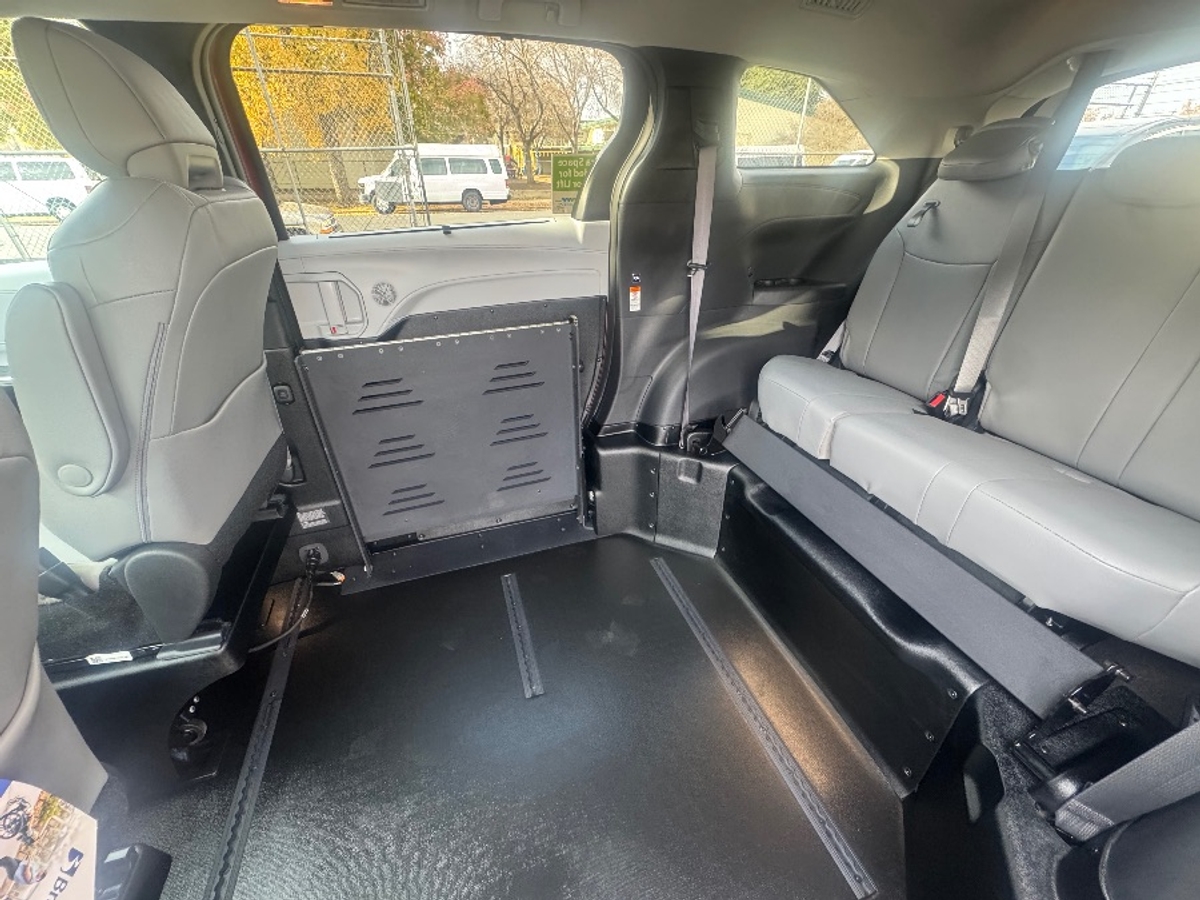 2025 TOYOTA SIENNA - Image 2
