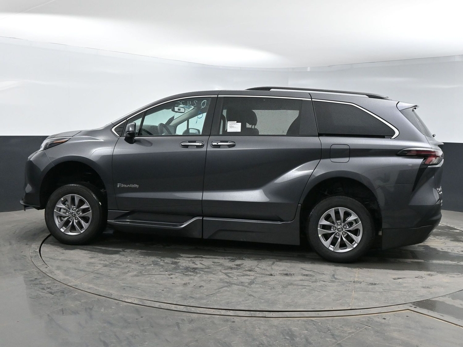 New 2025 Toyota Sienna Hybrid XLE PLUS - BraunAbility Side Entry Entry Fold Out Automatic Ramp