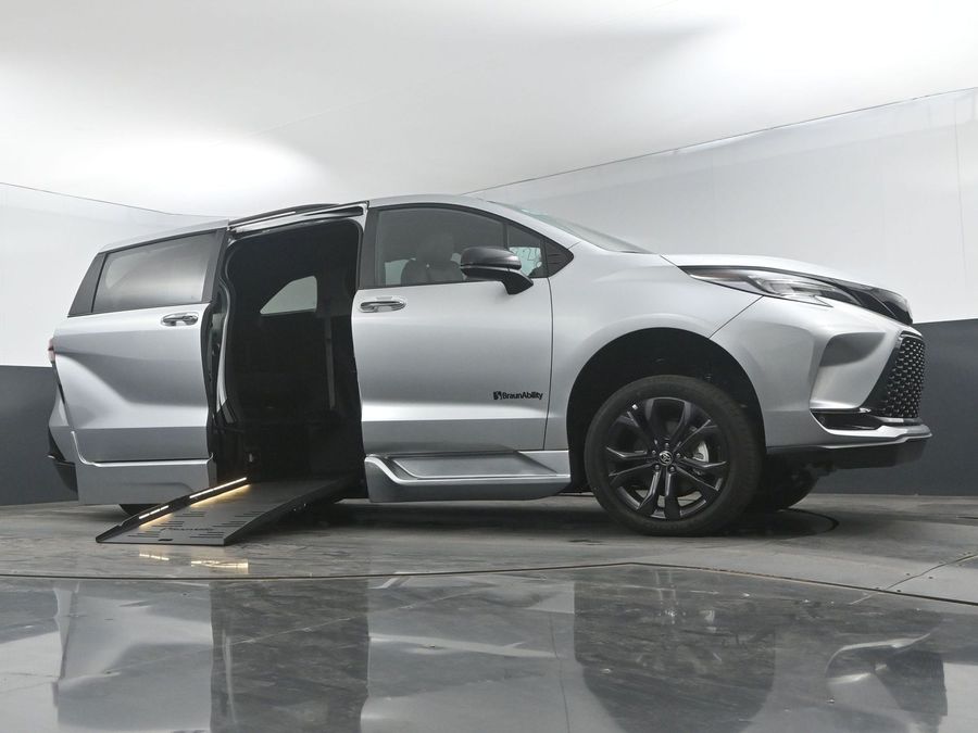 New 2025 Toyota Sienna Hybrid XSE Sport - BraunAbility Side Entry Entry Fold Out Automatic Ramp