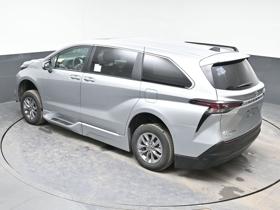 Silver Toyota Sienna image number 24