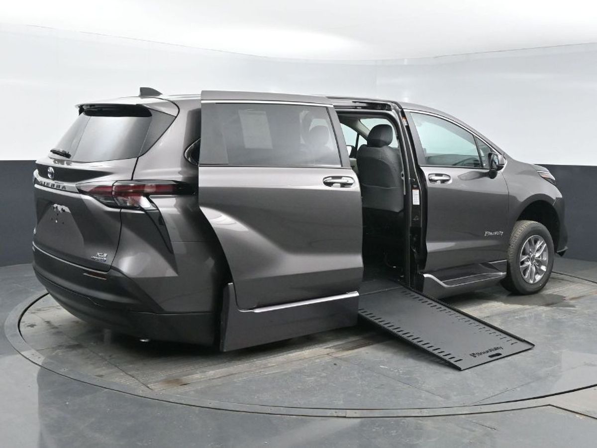 Grey Toyota Sienna image number 7