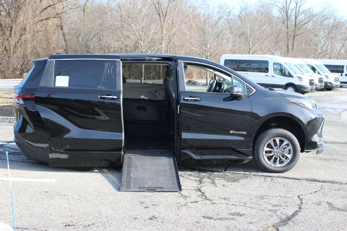 Black Toyota Sienna image number 12