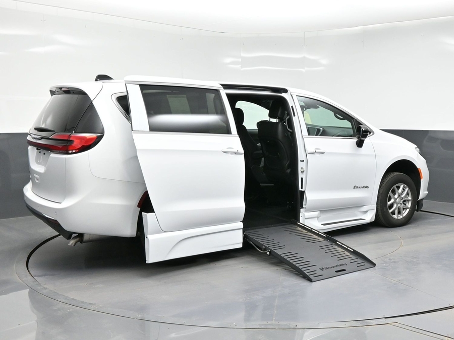 New 2026 Chrysler Pacifica Select Safety - BraunAbility Side Entry Entry Fold Out Automatic Ramp