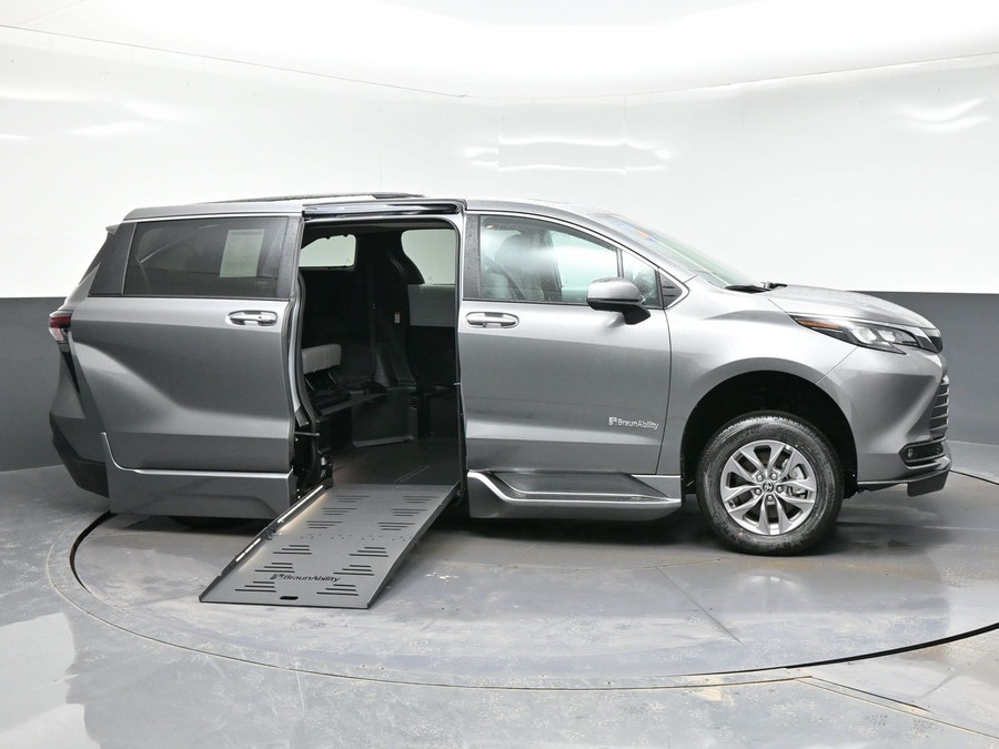 Grey Toyota Sienna image number 7