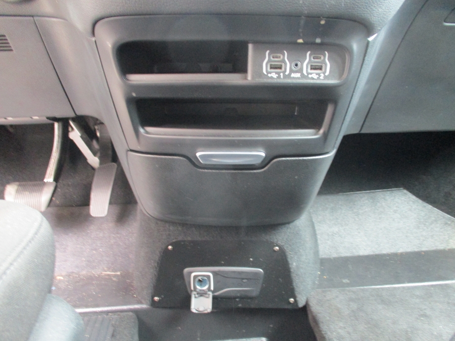 White Chrysler Pacifica image number 9
