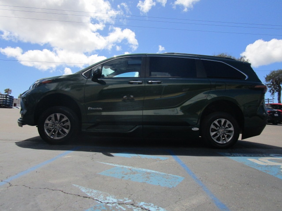 New 2026 Toyota Sienna Hybrid XLE Base - BraunAbility Side Entry Entry Fold Out Automatic Ramp