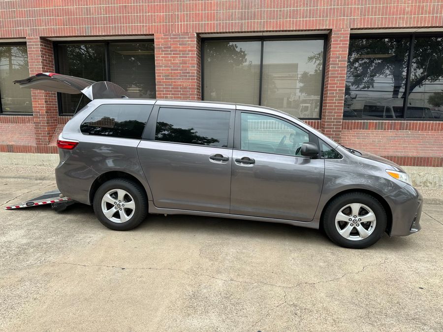 Used 2020 Toyota Sienna L - DRIVERGE Rear Entry Entry Fold Out Manual Ramp