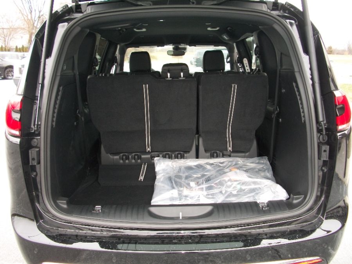 Black Chrysler Pacifica image number 6