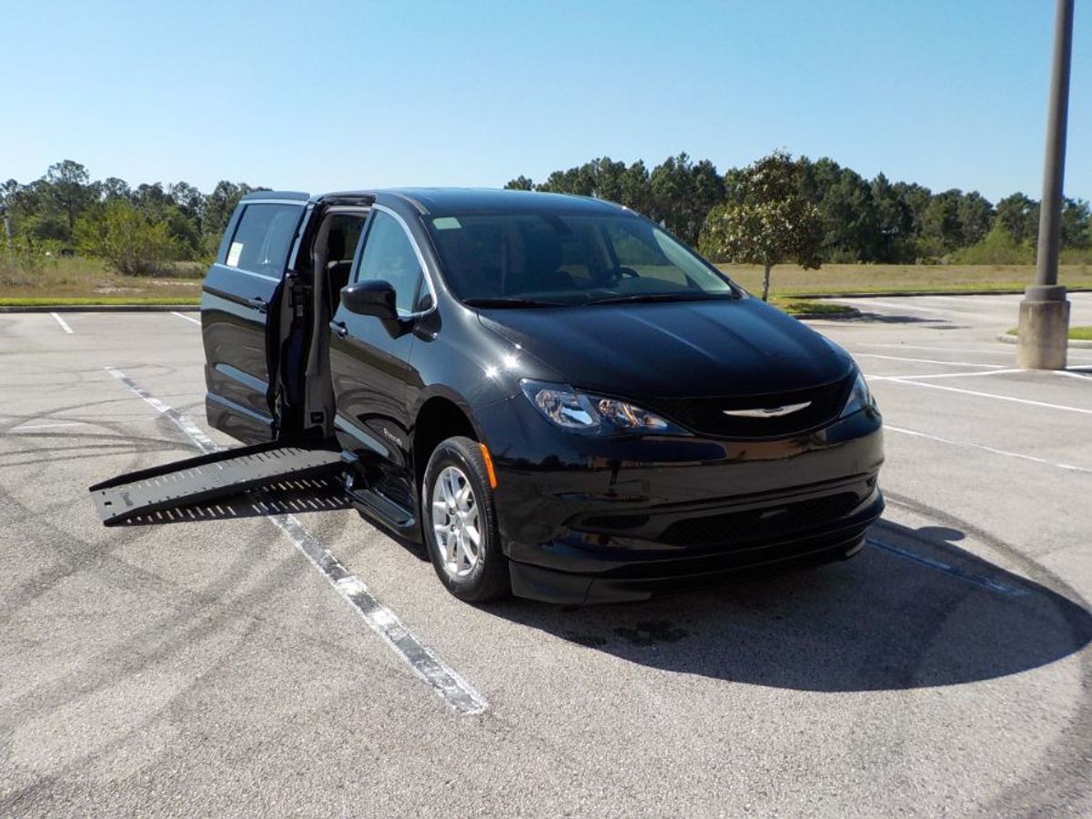 Black Chrysler Voyager image number 23