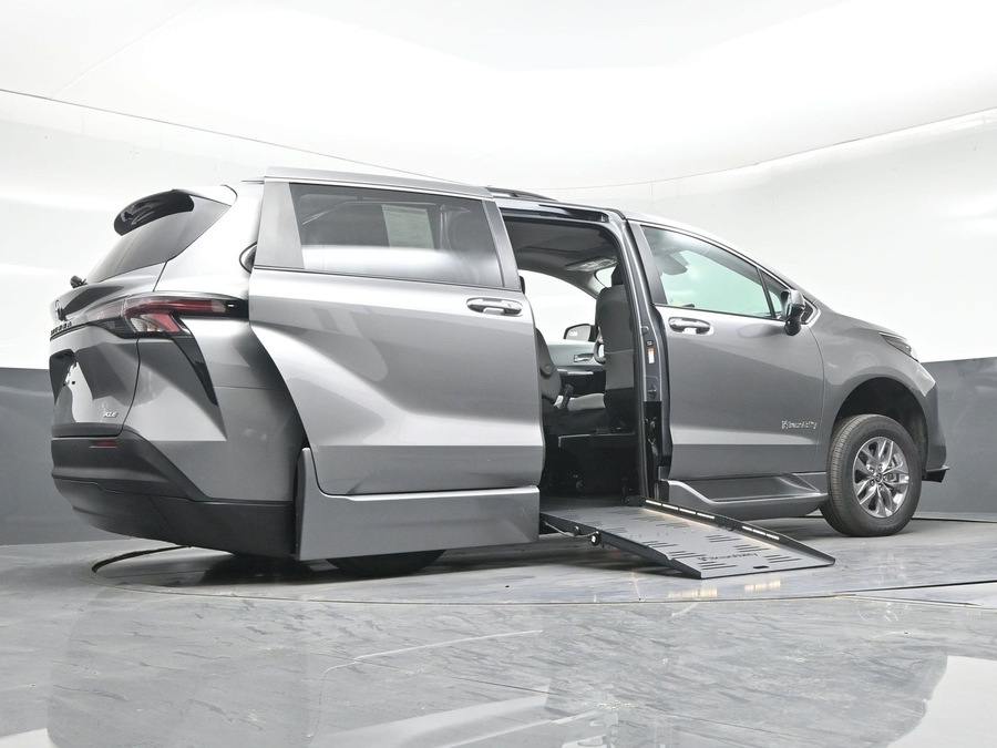 Grey Toyota Sienna image number 19