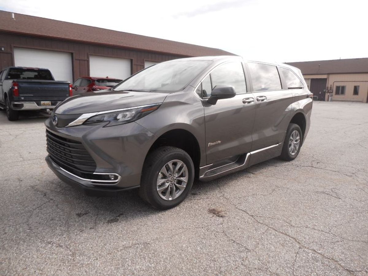 Grey Toyota Sienna image number 2