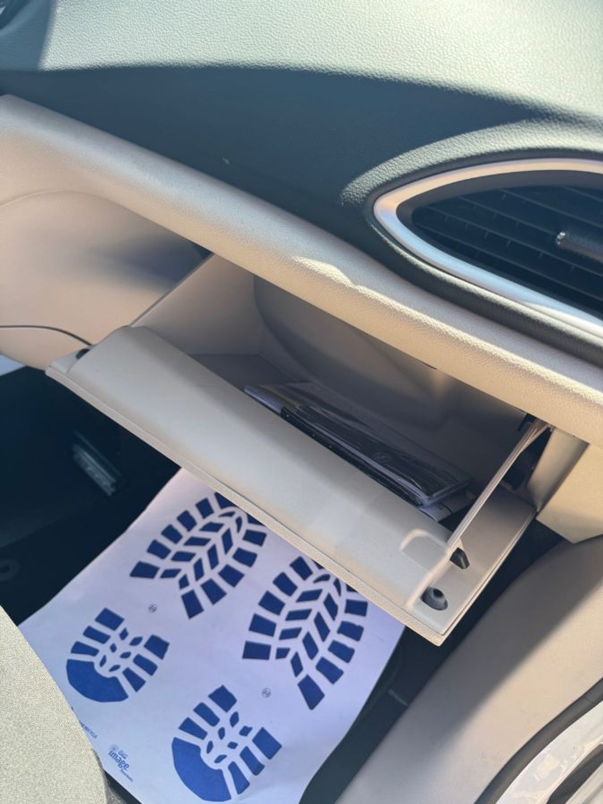 White Chrysler Voyager image number 23