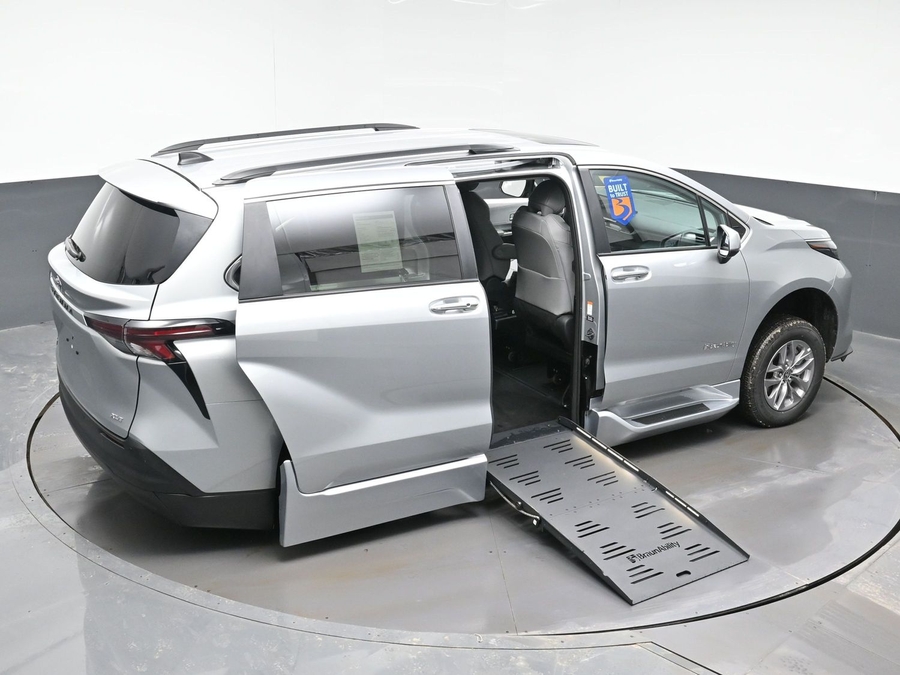 Silver Toyota Sienna image number 11