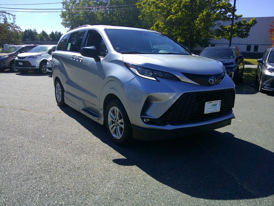  Toyota Sienna image number 3