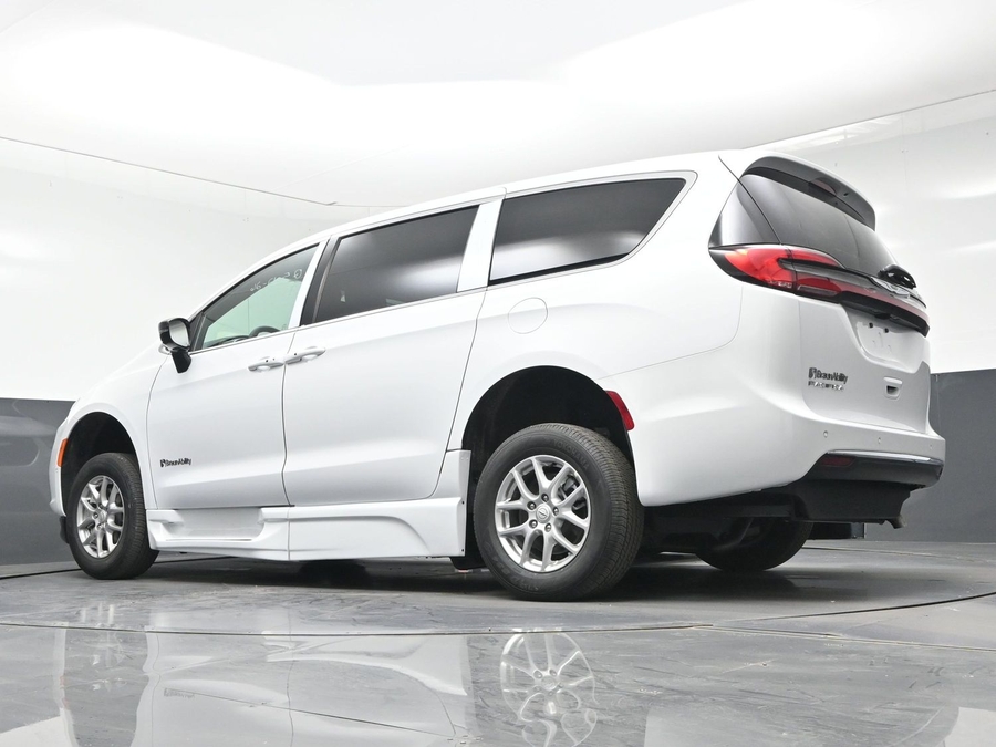 White Chrysler Pacifica image number 22