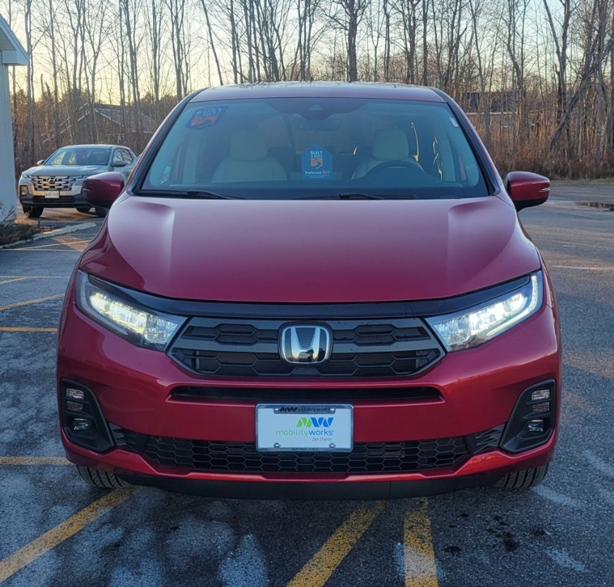 Red Honda Odyssey image number 5