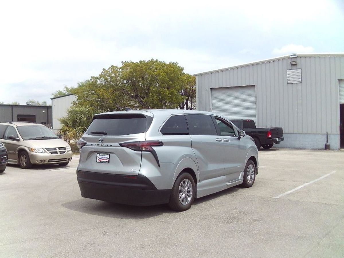 Silver Toyota Sienna image number 6