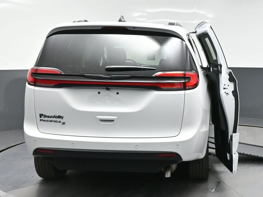 White Chrysler Pacifica image number 8