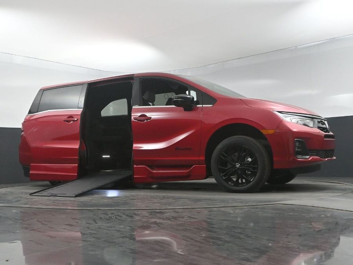 Red Honda Odyssey image number 17