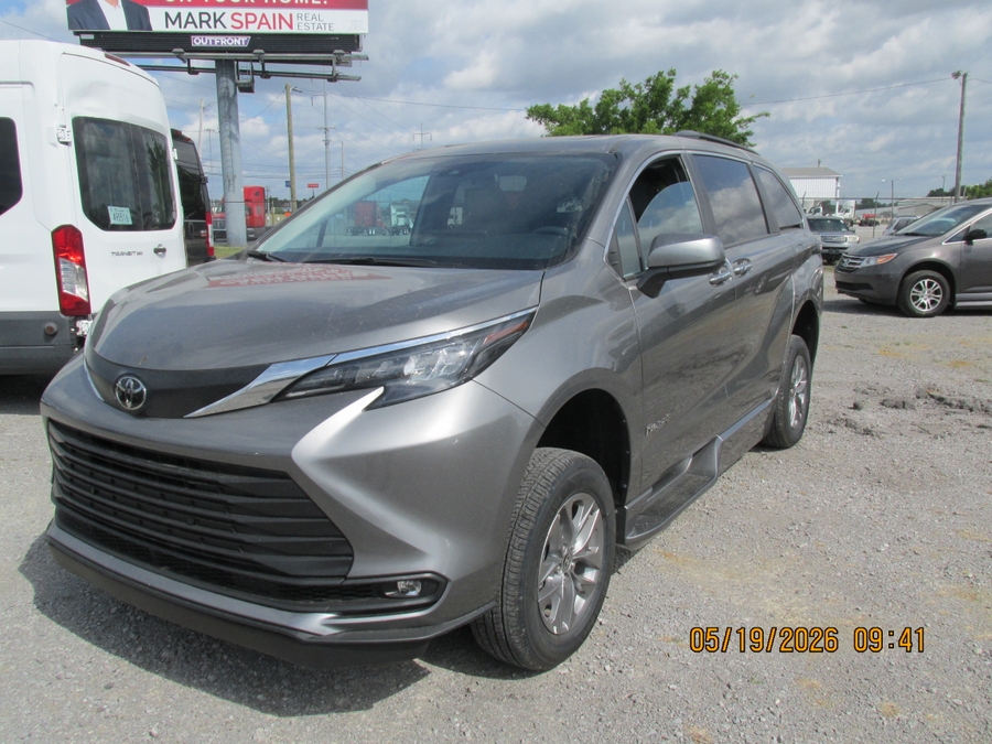 Grey Toyota Sienna image number 2