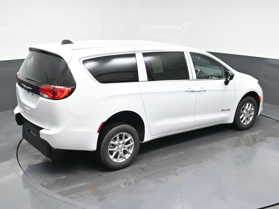 White Chrysler Voyager image number 24