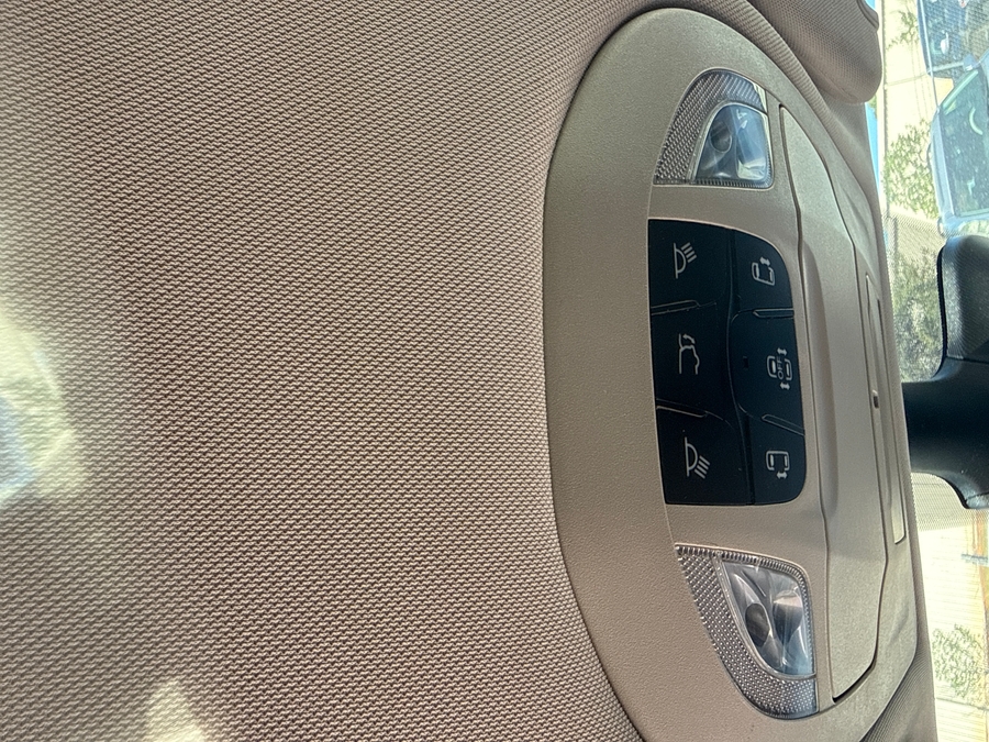 White Chrysler Pacifica image number 2