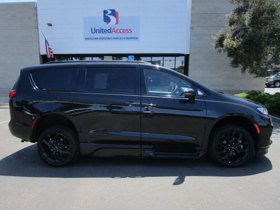 Used 2023 Chrysler Pacifica Touring L - BraunAbility Side Entry Entry Fold Out Automatic Ramp