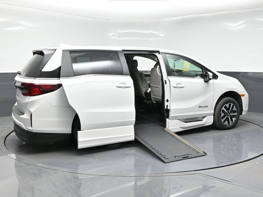 White Honda Odyssey image number 1