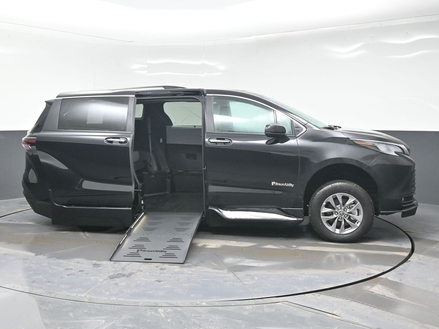 Black Toyota Sienna image number 7