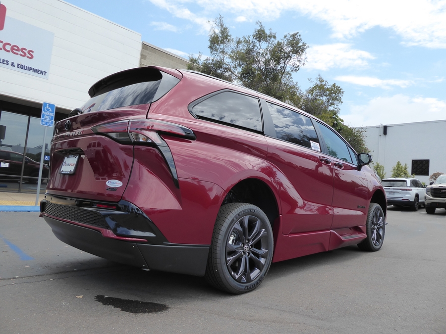 New 2026 Toyota Sienna Hybrid XSE Sport - BraunAbility Side Entry Fold Out Automatic Ramp