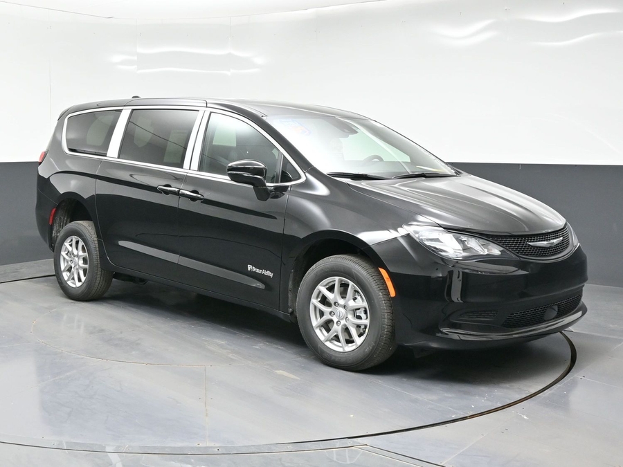 2026 Chrysler Voyager's photo