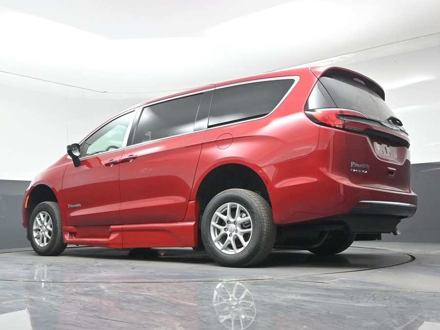 Red Chrysler Pacifica image number 18