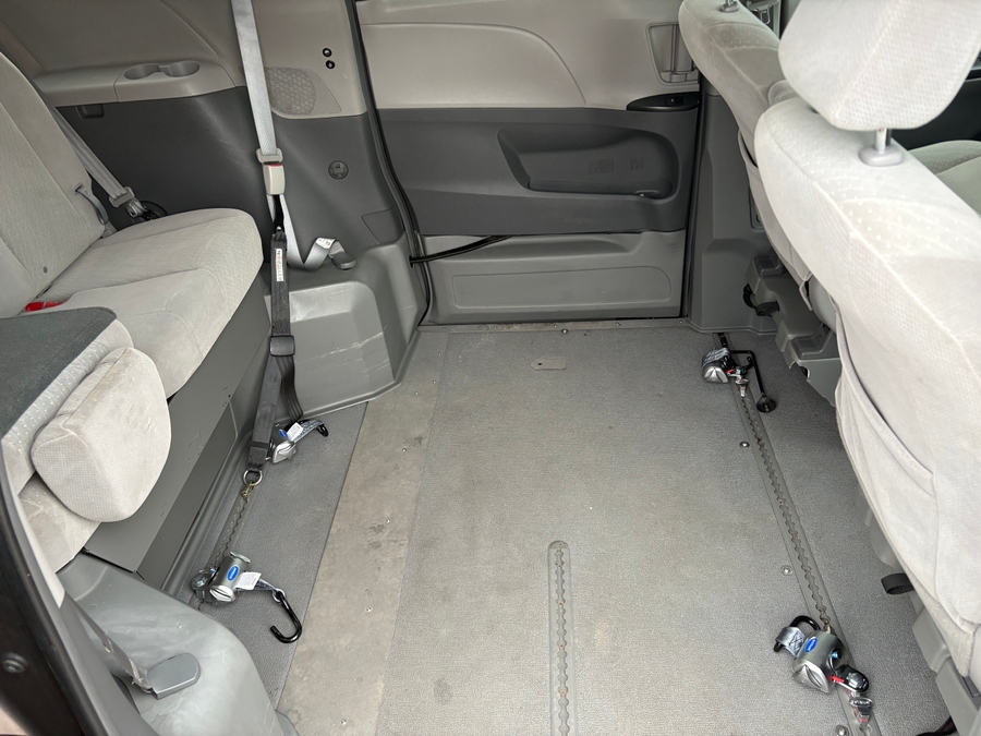 Grey Toyota Sienna image number 12