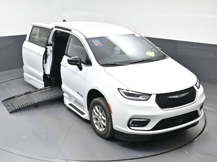 White Chrysler Pacifica image number 20